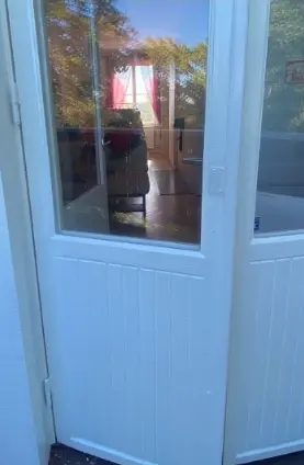 Blåmålad altandörr med glasparti och panel efter renovering.