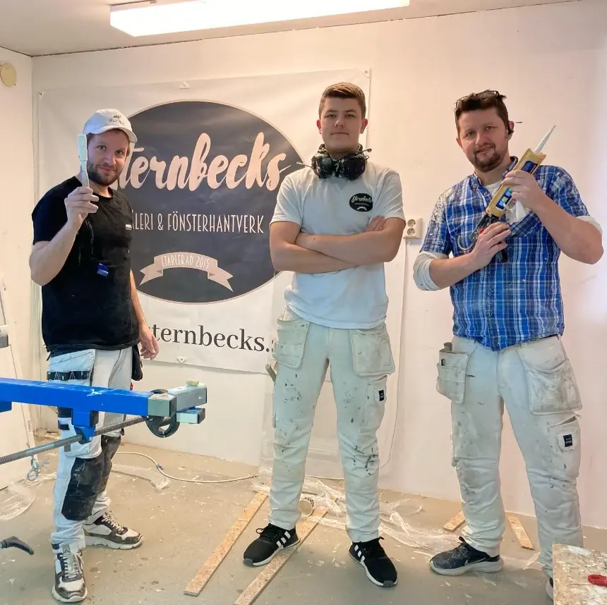 Medarbetare i arbetskläder framför Sternbecks skylt.