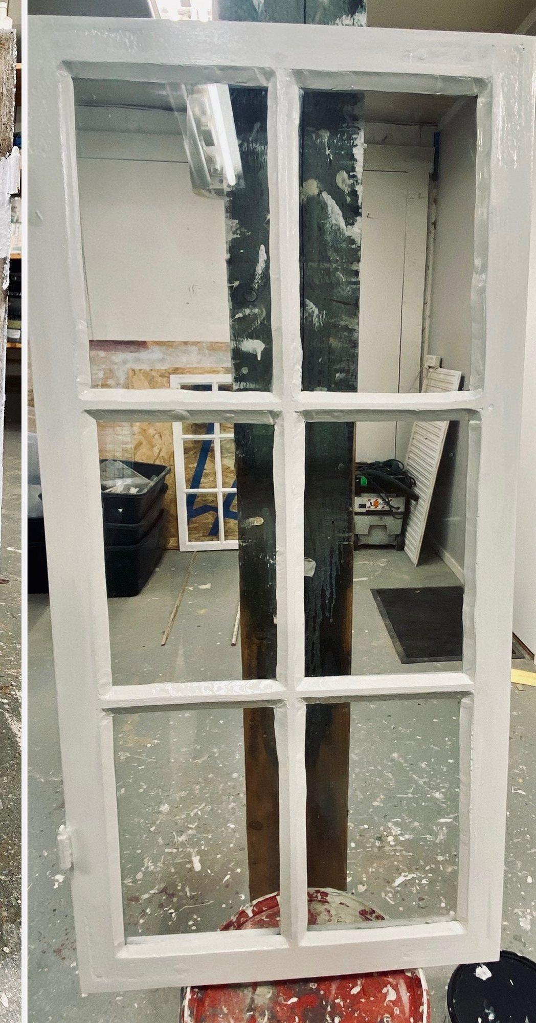 Fönsterbågen efter renovering, med rena falsar och jämn vit färgyta.